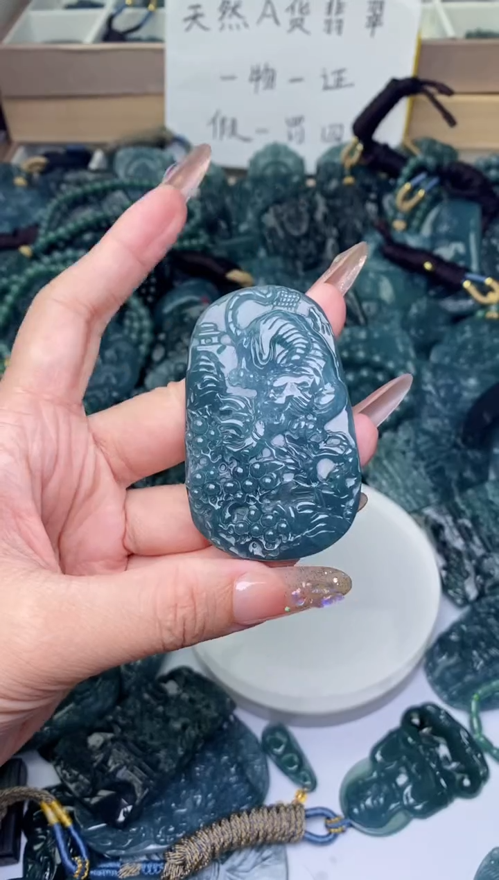 翡翠未镶嵌颈饰          