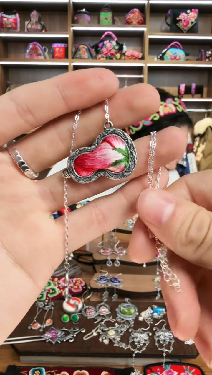 【闪购商品】织绣164蒙阿苏苗绣传承