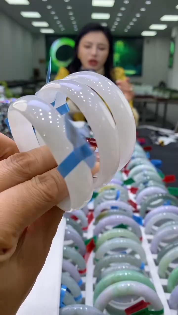 未镶嵌手镯翡翠多样性仅发其一3939