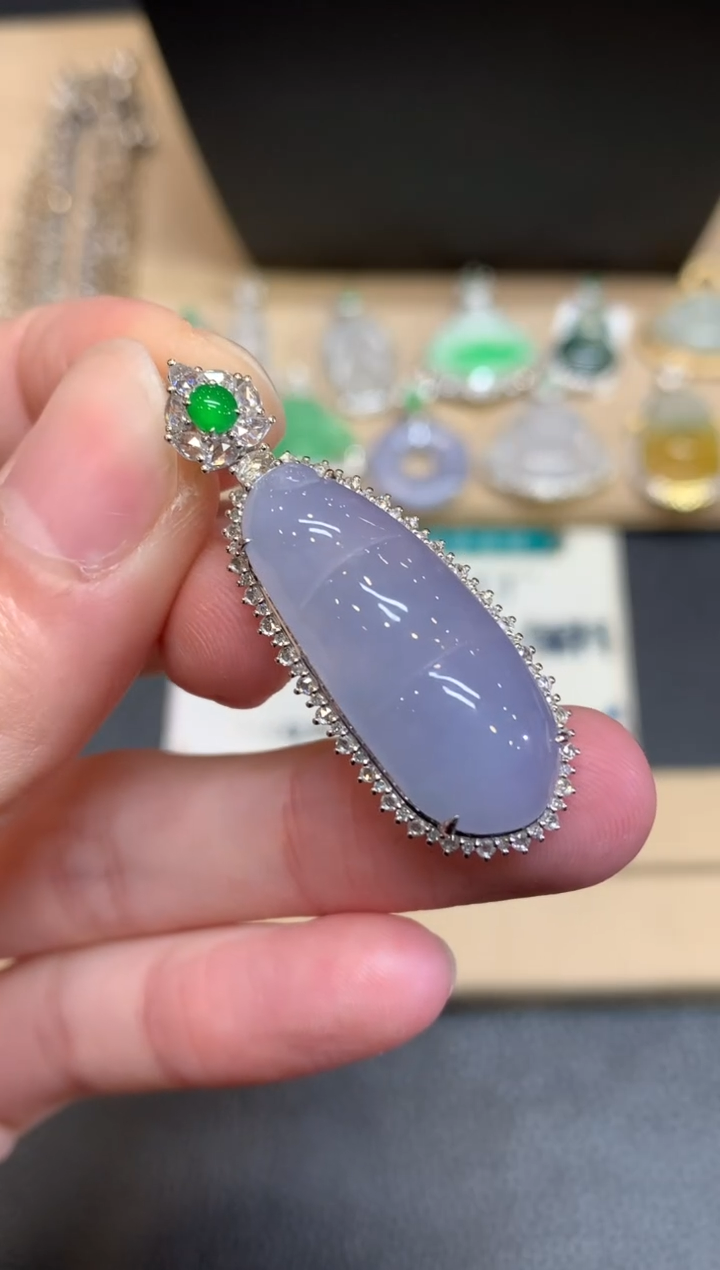 【闪购商品】翡翠颈饰18K金镶嵌福豆【无服务费】