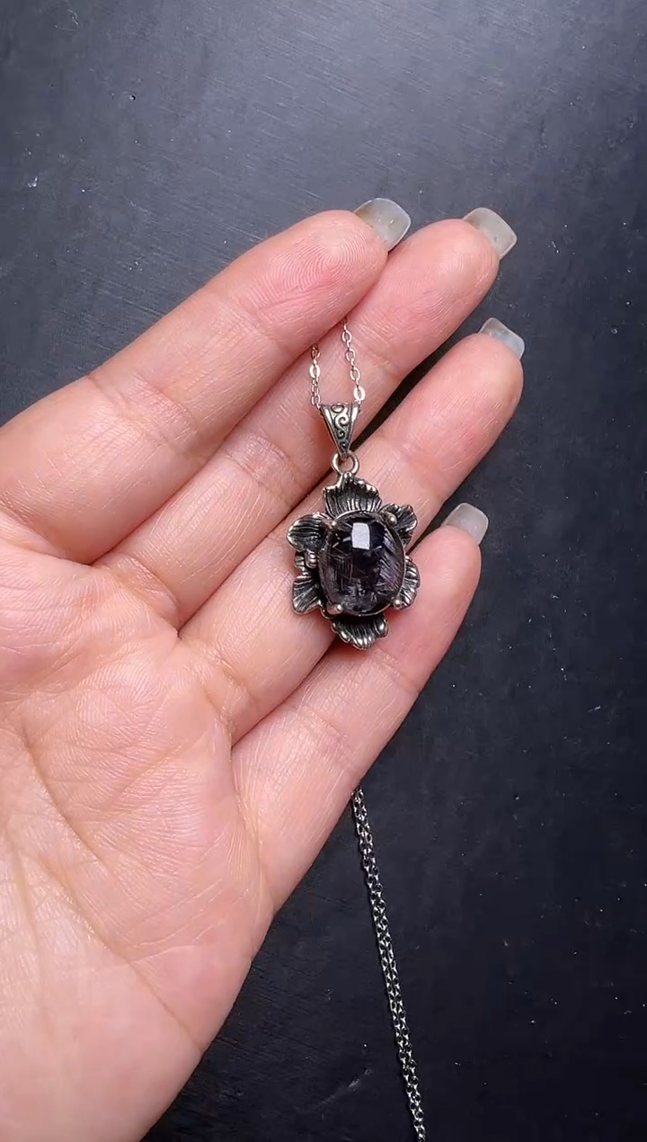 颈饰未镶嵌水晶黑银钛吊坠 JP56404 
