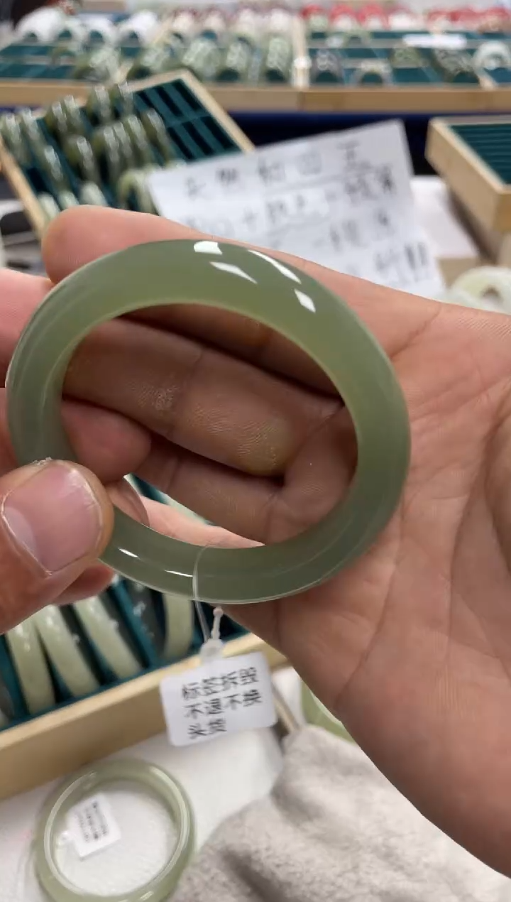 未镶嵌手镯和田玉月*桥和田玉手镯17000