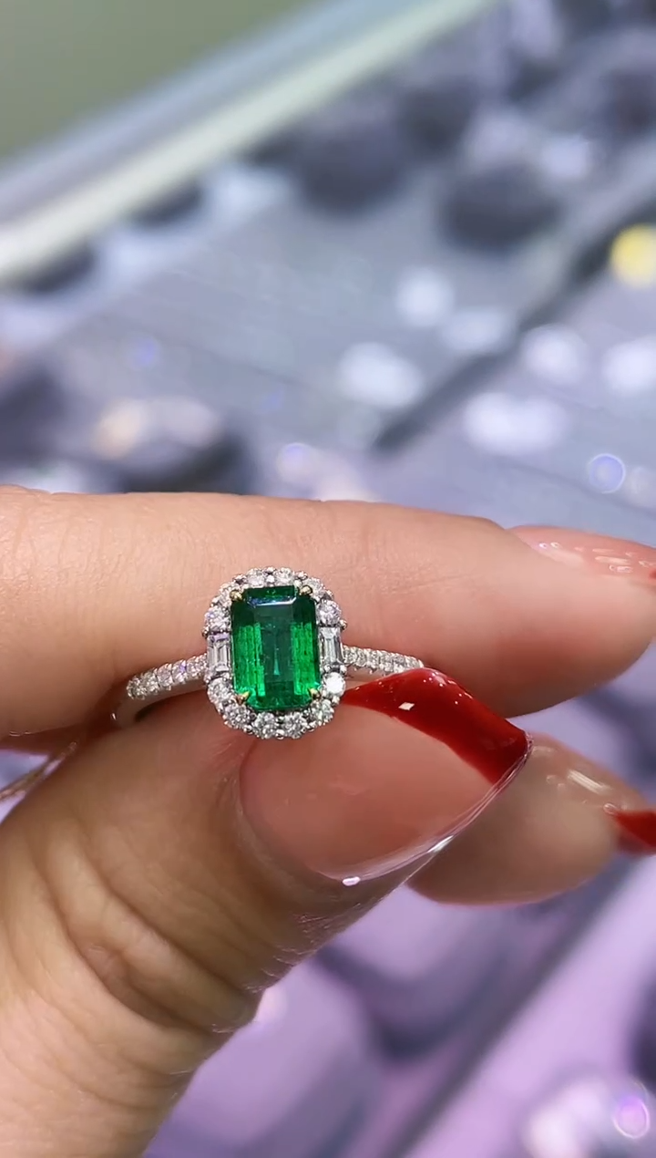 【闪购商品】祖母绿戒指18K金镶嵌0.83克拉