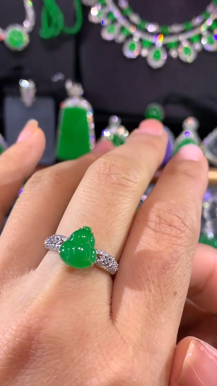 18K金镶嵌戒指翡翠戒指