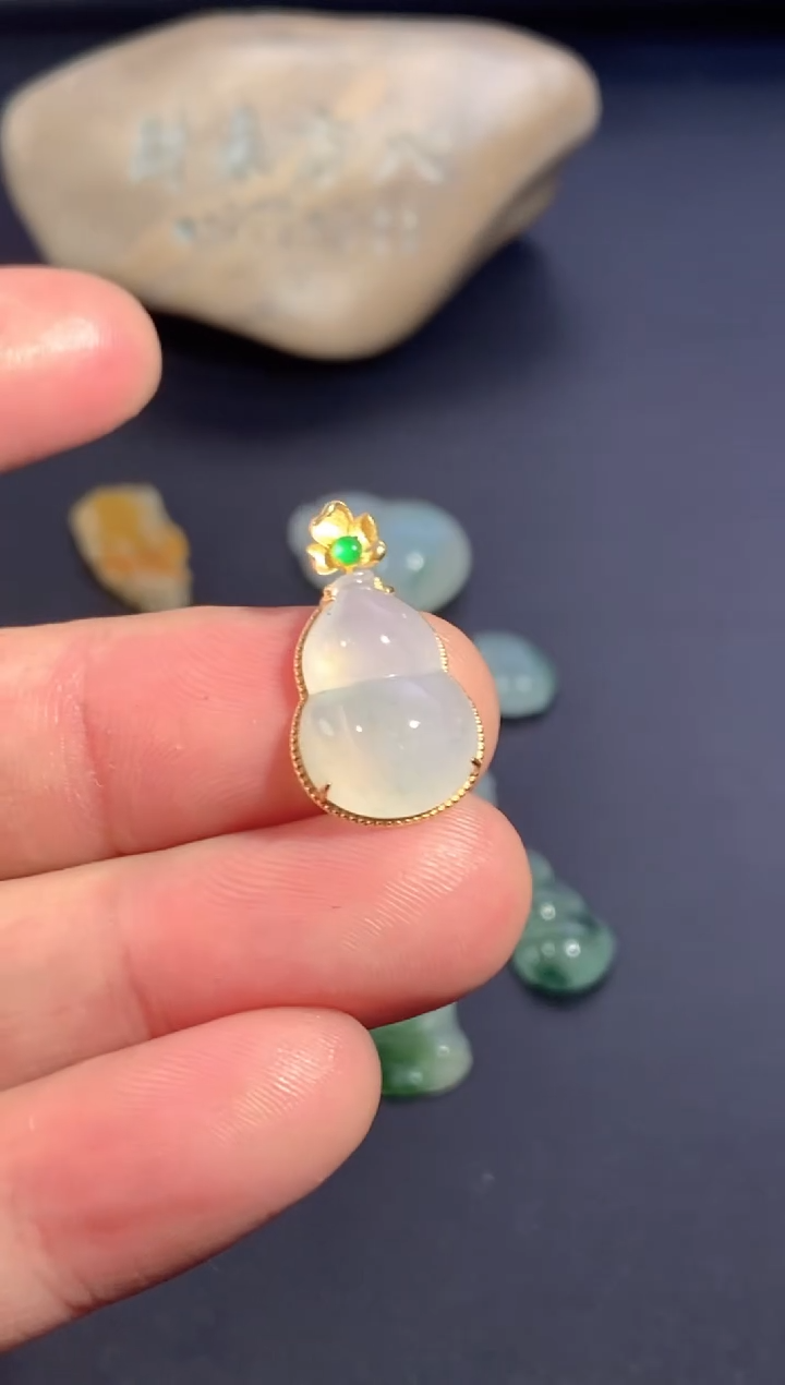 颈饰18K金镶嵌翡翠        