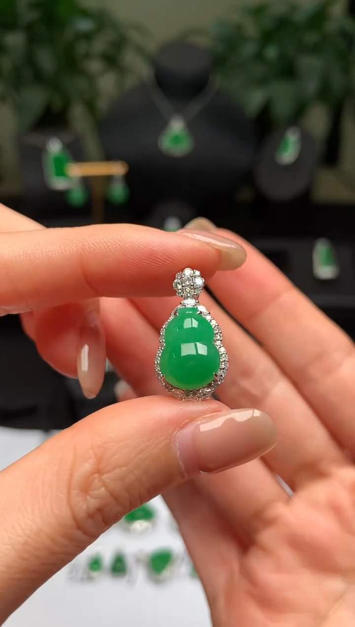 颈饰18K金镶嵌翡翠葫芦