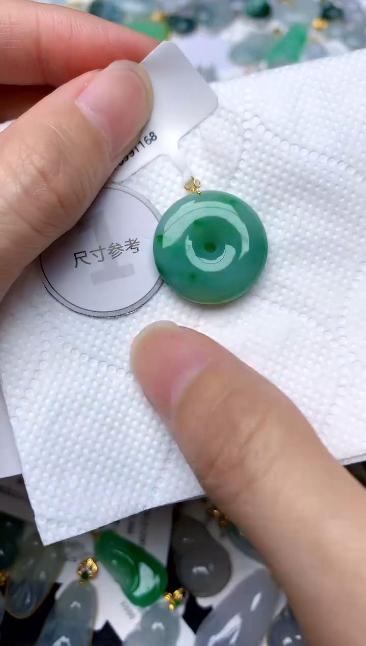 颈饰18K金镶嵌翡翠天然A货翡翠