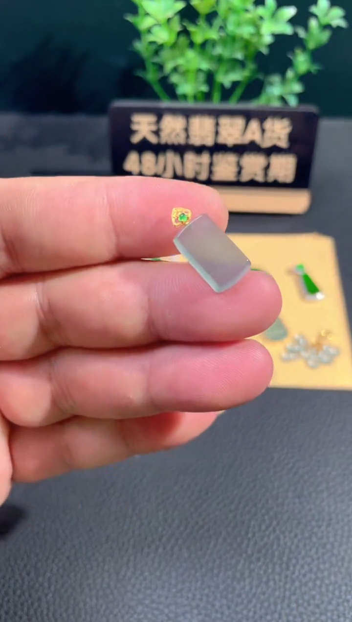颈饰18K金镶嵌翡翠翡翠