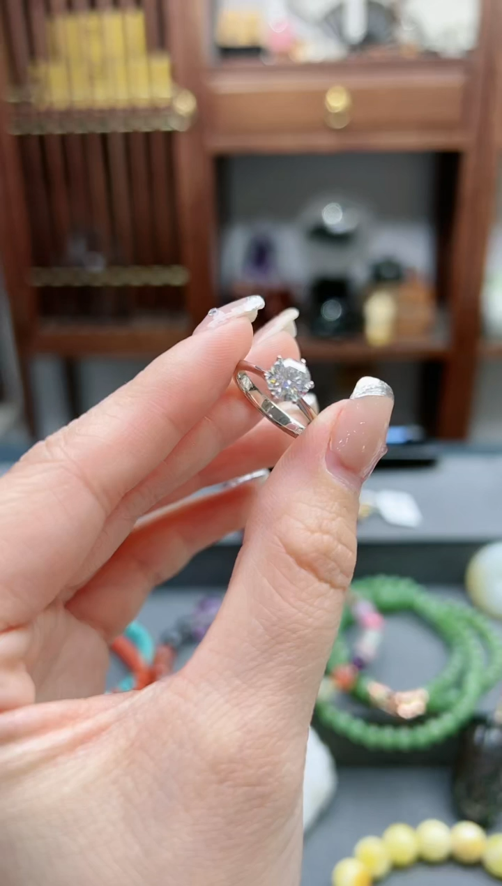 【闪购商品】合成碳硅石（莫桑石）戒指/指环18K金镶嵌18k金莫桑戒GW