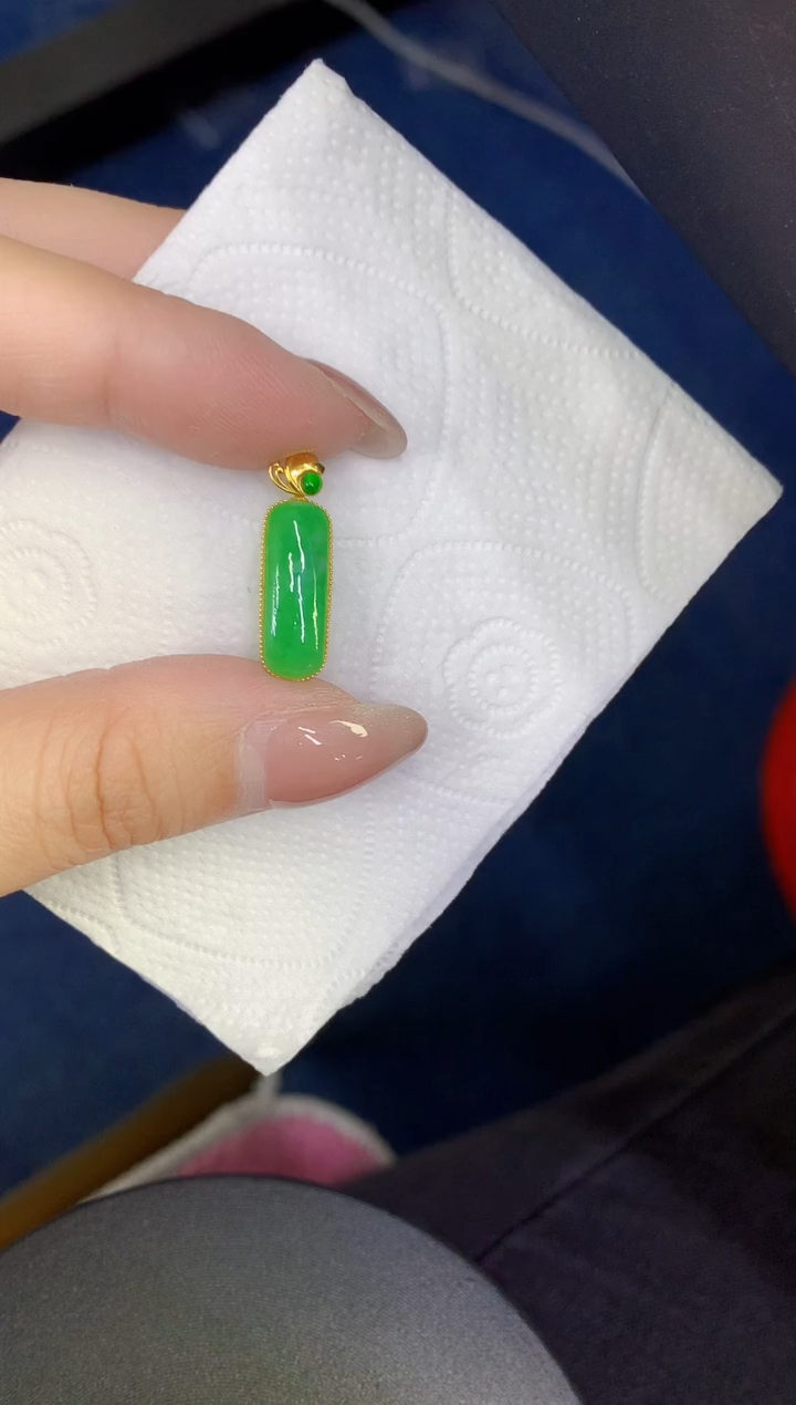 颈饰18K金镶嵌翡翠缅甸天然翡翠A货