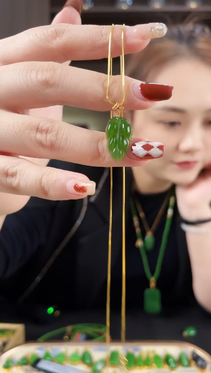 【闪购商品】和田玉·18K金镶嵌树叶吊坠 不含链