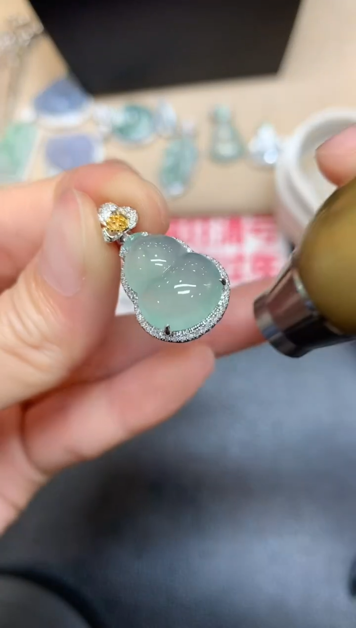 【闪购商品】翡翠吊坠(不含链)18K金镶嵌葫芦【无服务费