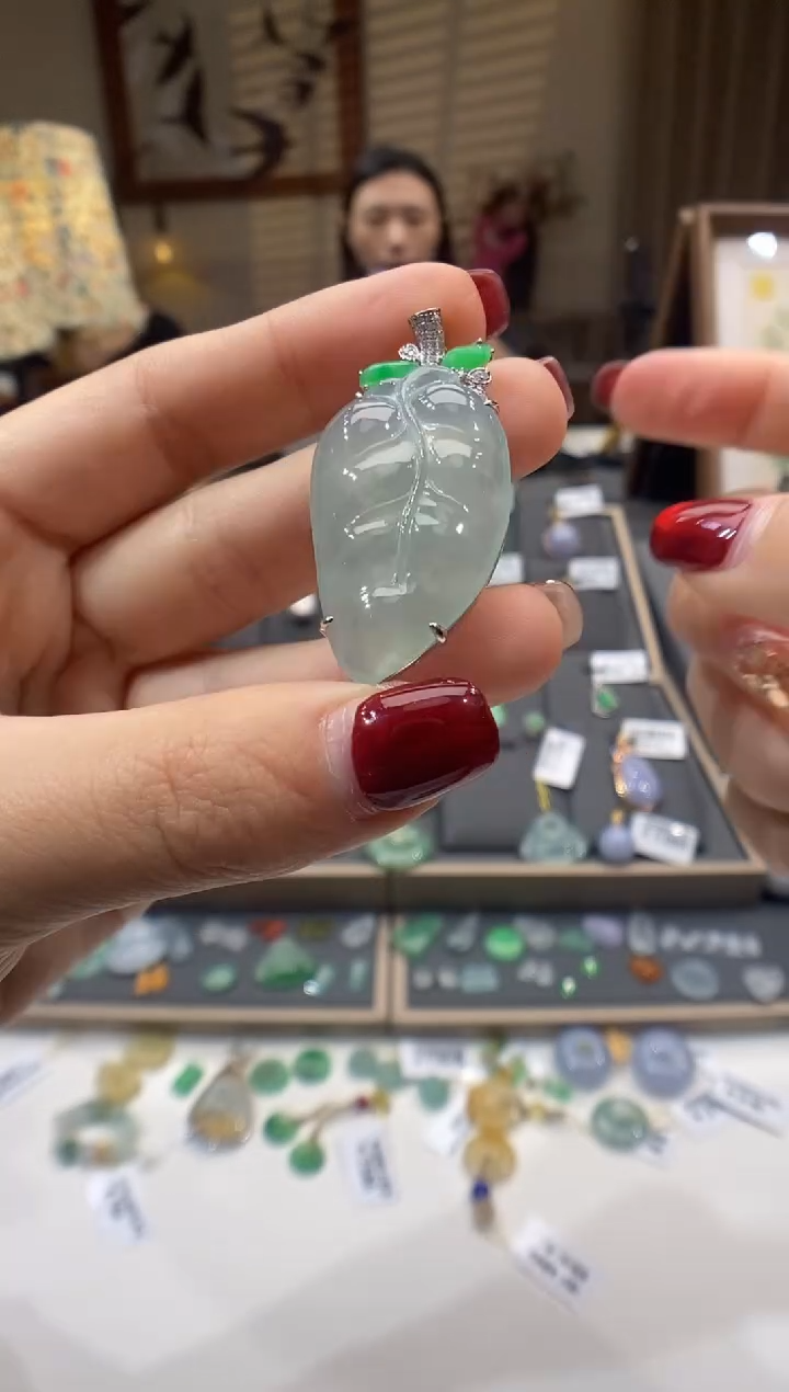 【闪购商品】翡翠颈饰18K金镶嵌叶子
