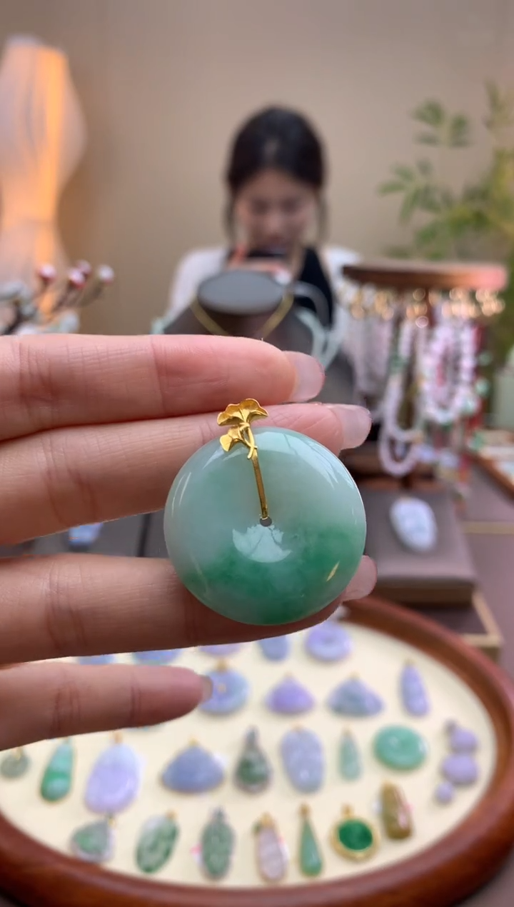 翡翠18K金镶嵌颈饰平安扣