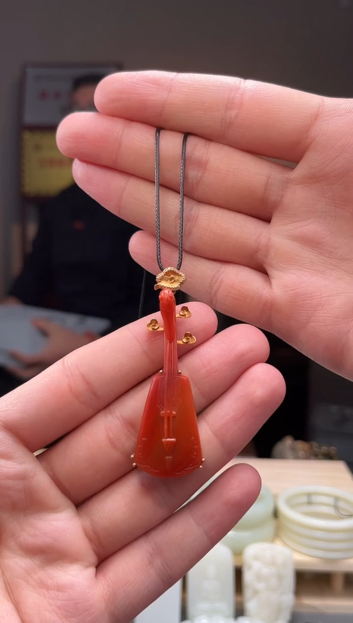 颈饰18K金镶嵌南红玛瑙吊坠