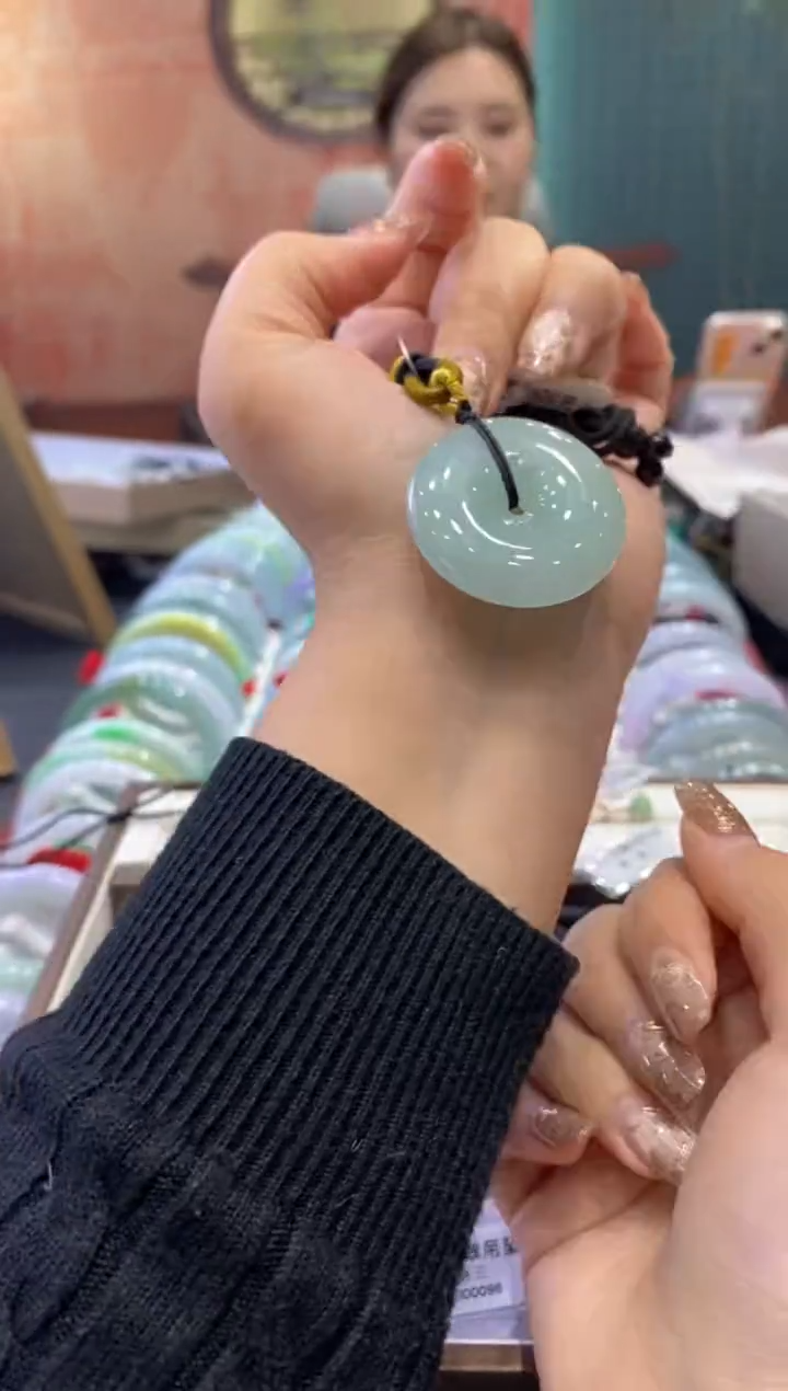 【闪购商品】翡翠吊坠(赠链)未镶嵌多人0012401