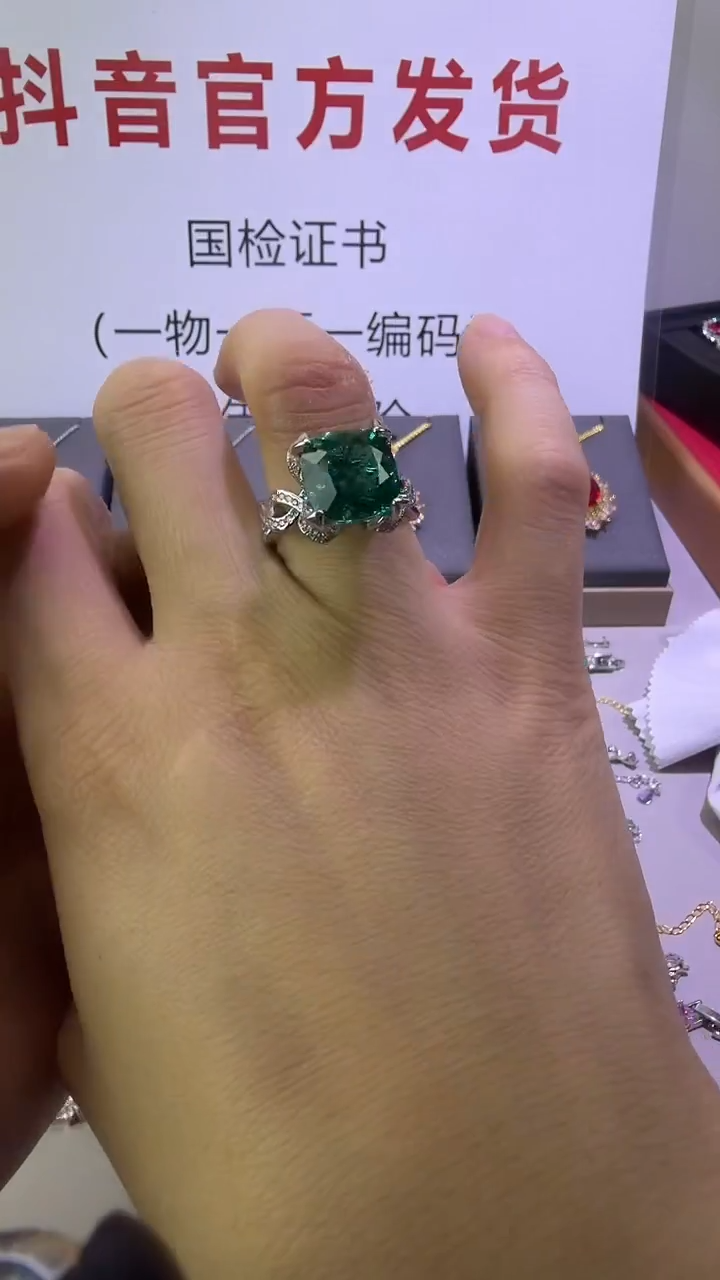 18K金镶嵌戒指祖母绿123