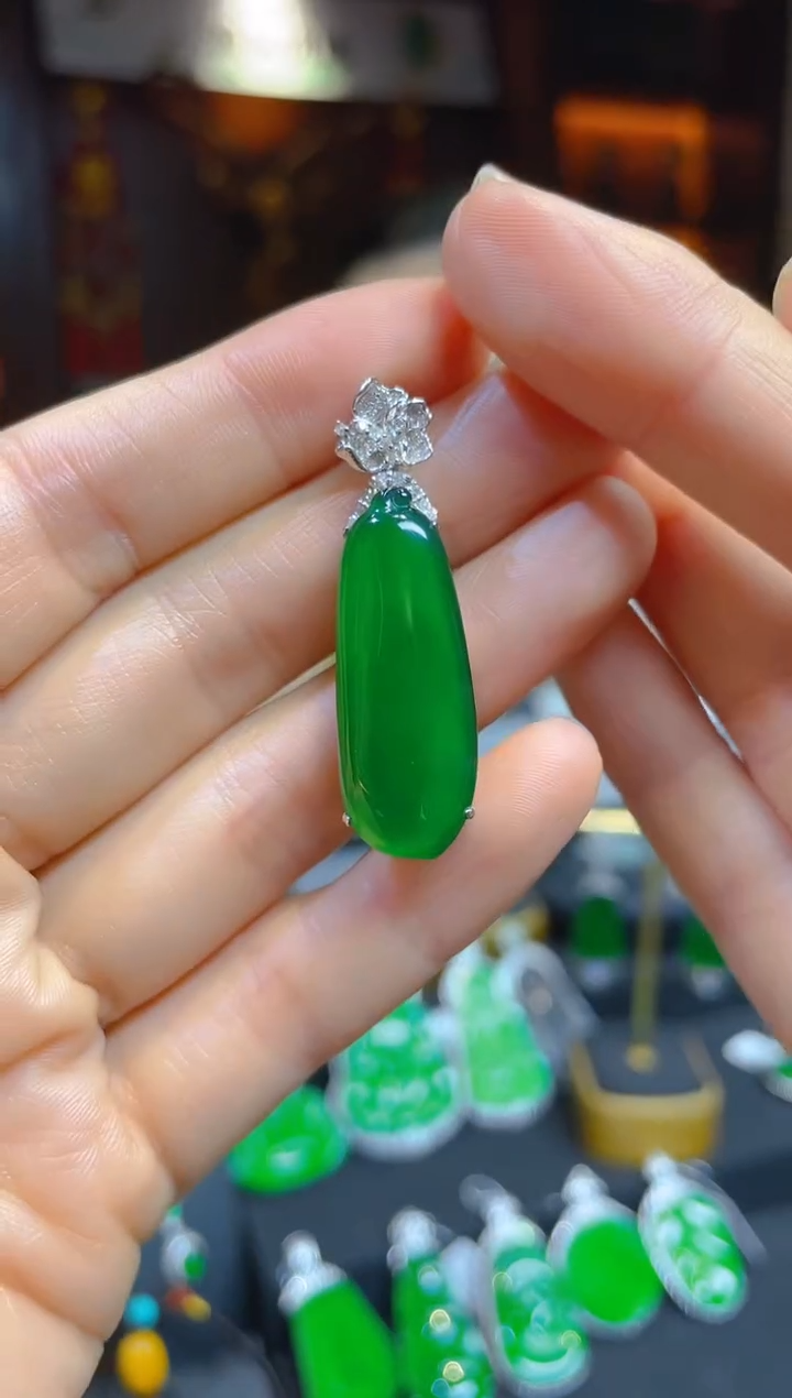 【闪购商品】翡翠颈饰18K金镶嵌119105天然A货翡翠福瓜吊坠