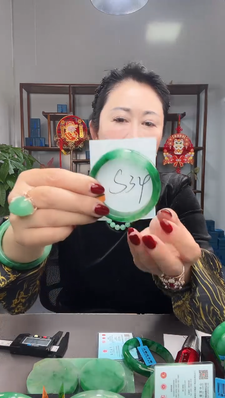 【闪购商品】石英质玉手镯未镶嵌非洲翠