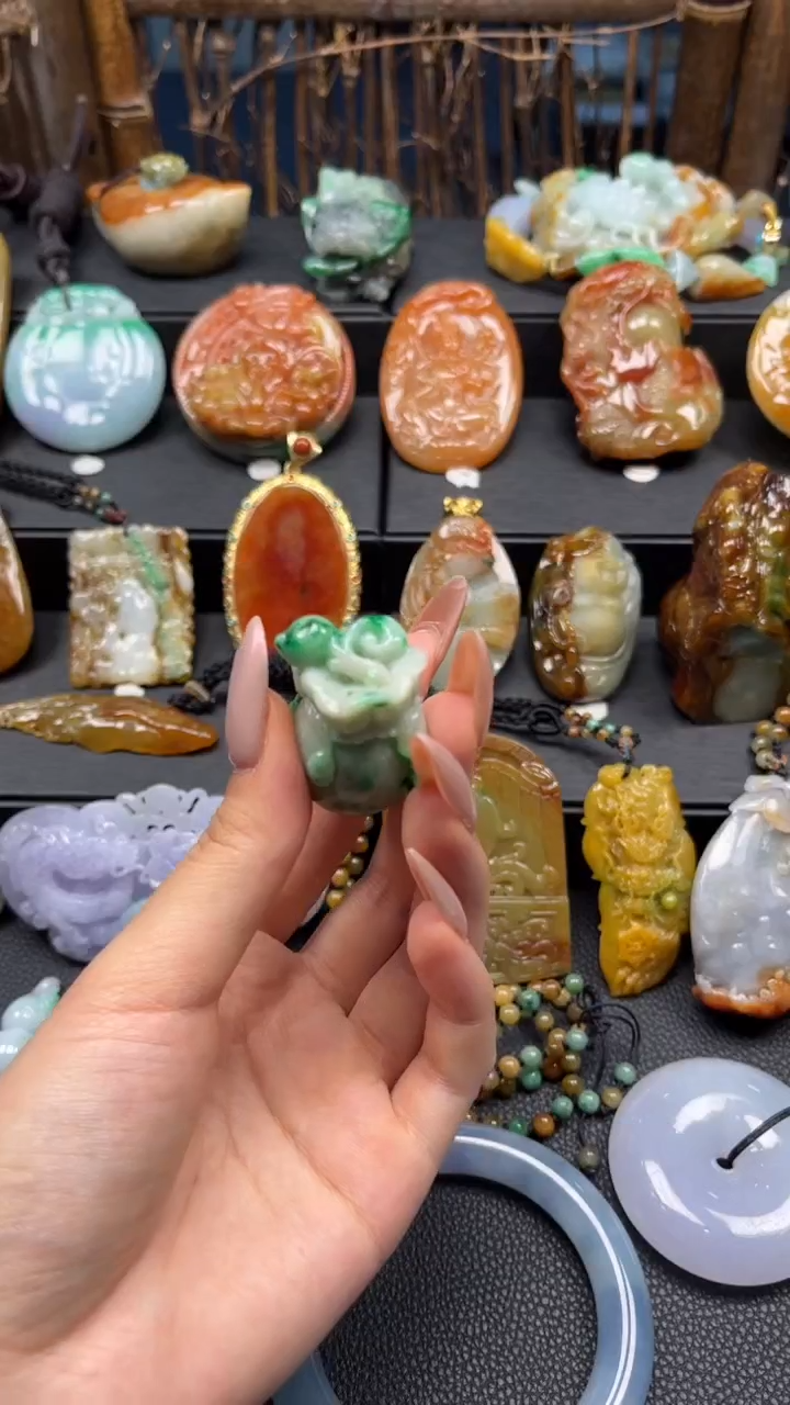 翡翠未镶嵌颈饰钱袋