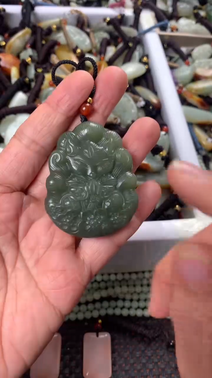 【闪购商品】和田玉颈饰未镶嵌多样性发货没有证书，拍一发一.有瑕