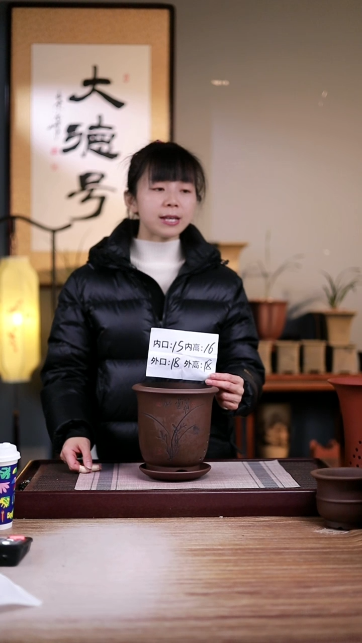 紫砂花盆紫泥刻绘小金钟一只带托
