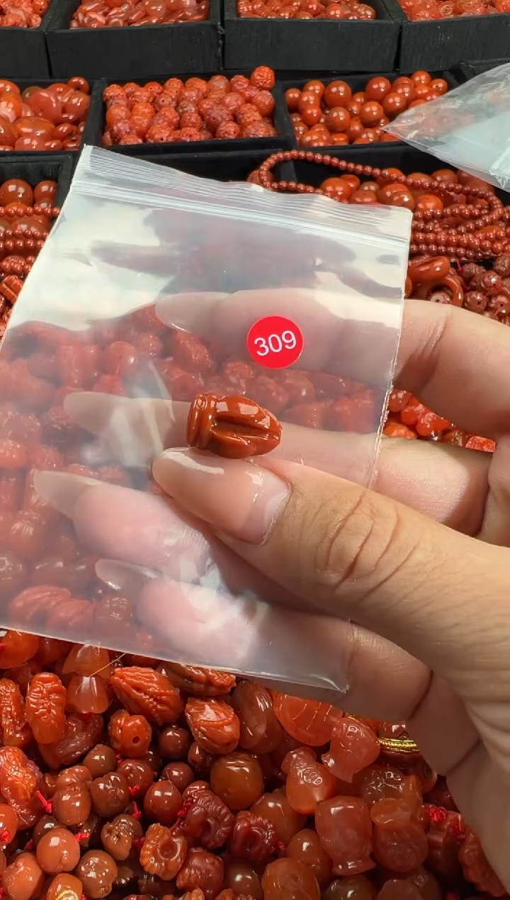 南红玛瑙未镶嵌颈饰1