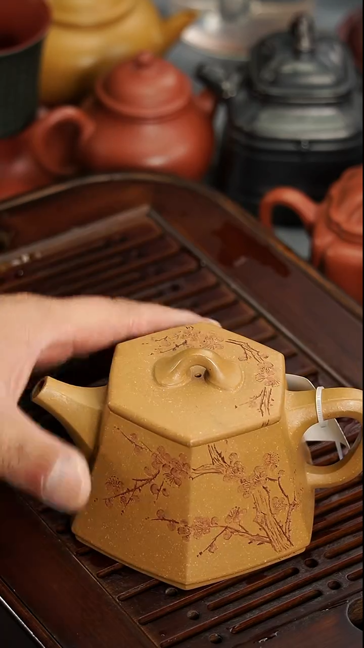 茶壶紫砂宜兴紫砂黄金段泥六方高瓢墨梅刻绘240毫升