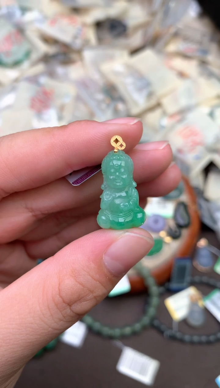 18K金镶嵌挂件翡翠— 
