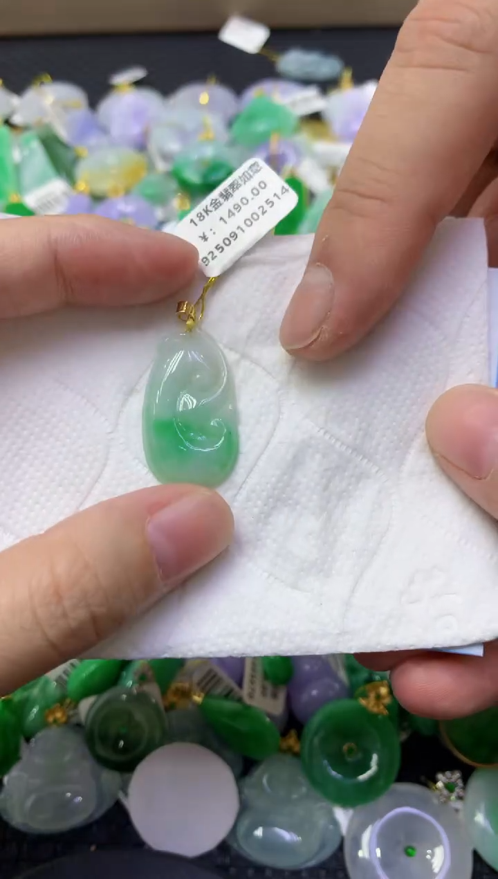 颈饰18K金镶嵌翡翠天然缅甸翡翠A货