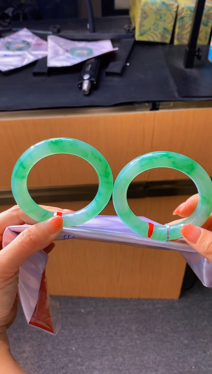 未镶嵌手镯翡翠-Q170 圈口54 全款140万 定金2万(一只70万)