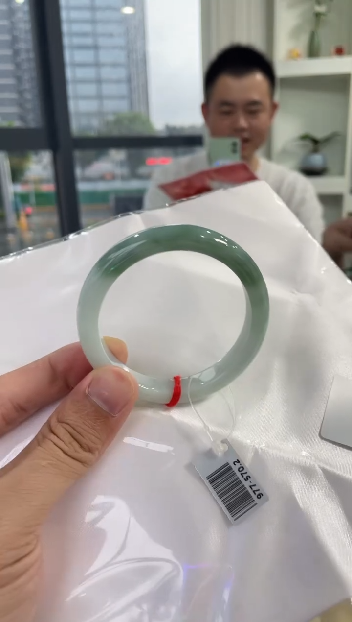 翡翠手镯未镶嵌54圈