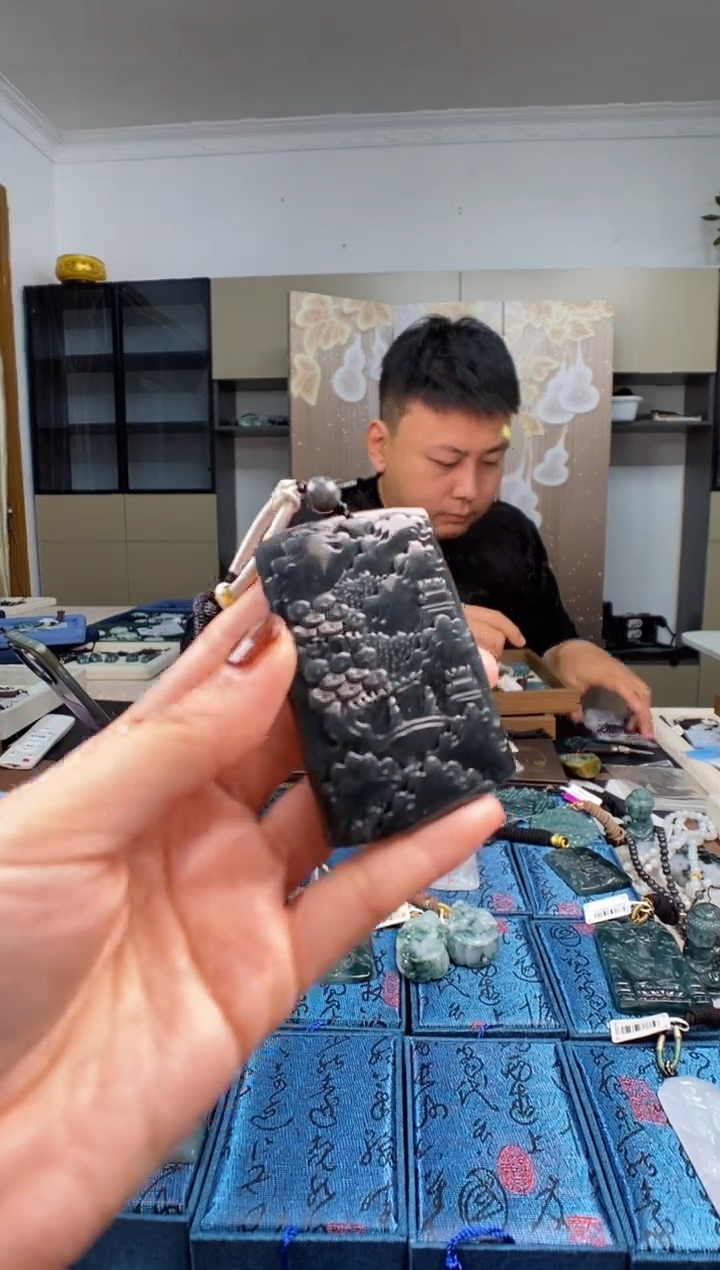 颈饰未镶嵌翡翠   多样性发其一