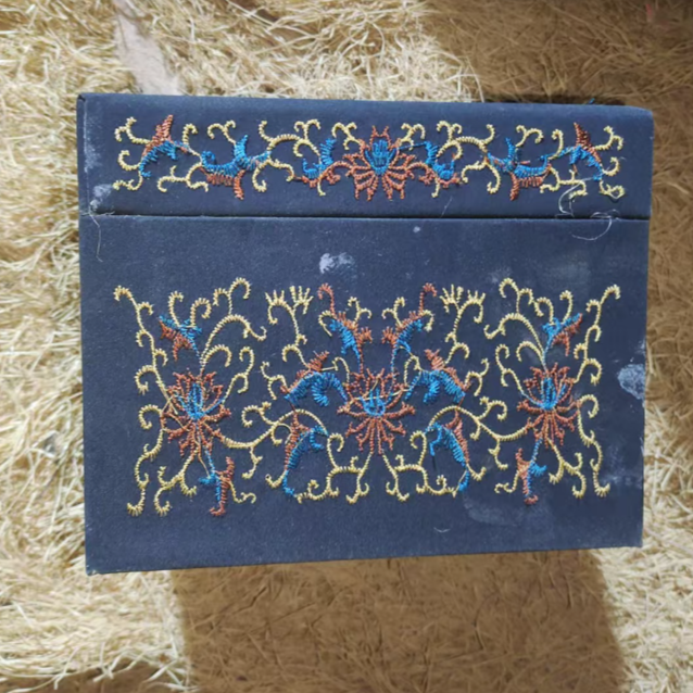 1个蓝色刺次修正方形小和子带1个小盒子摆件链接