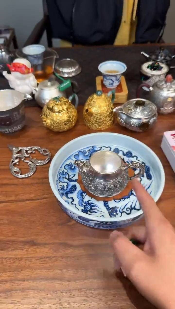 *小*呆坐 錾刻铜包银螭龙穿花 若潘壶