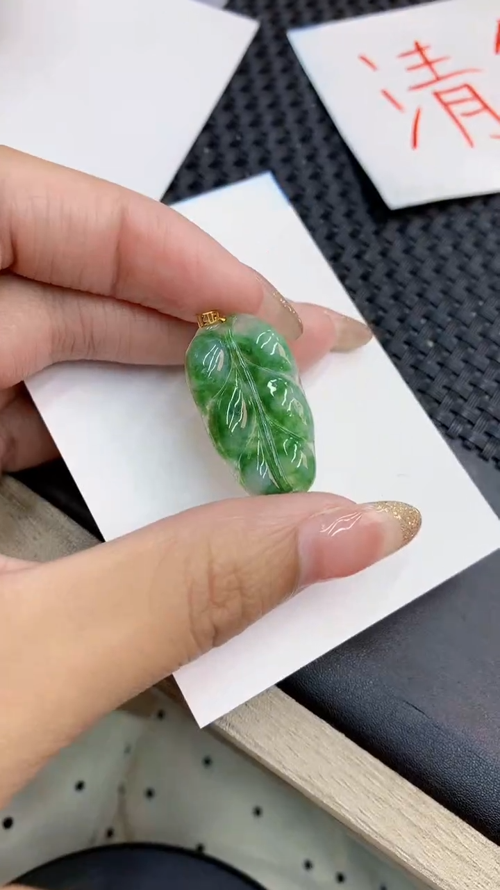 翡翠未镶嵌颈饰             8