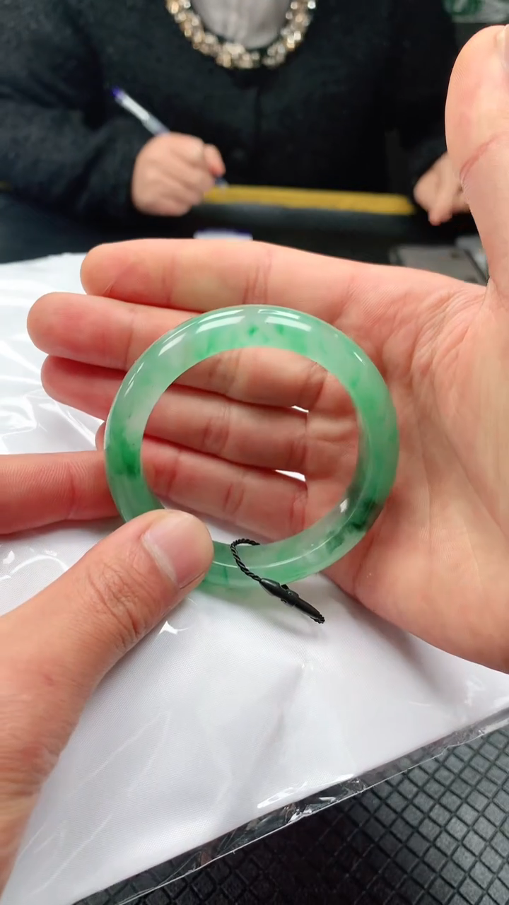 【闪购商品】石英质玉手镯未镶嵌冰飘花手镯