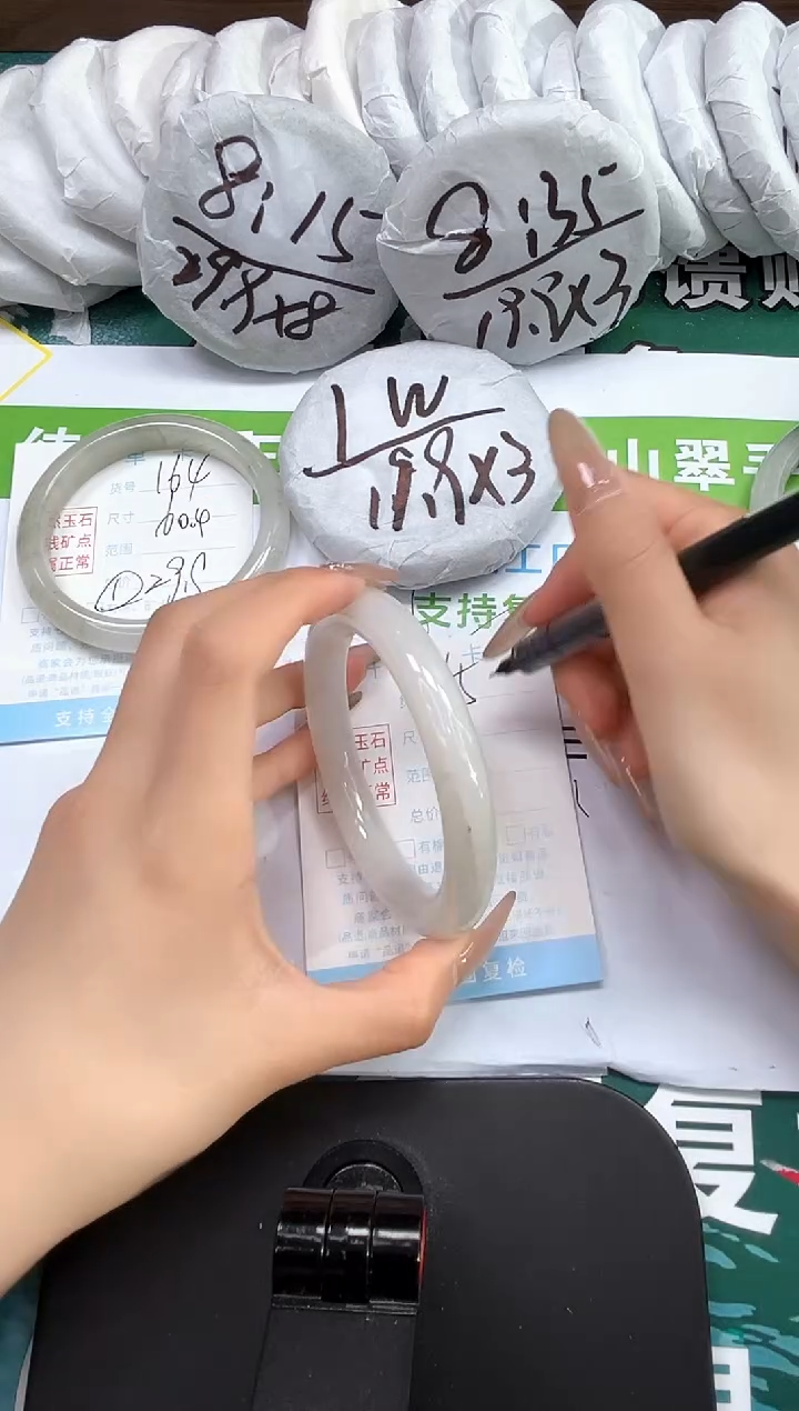 【闪购商品】石英质玉手镯未镶嵌k165-60