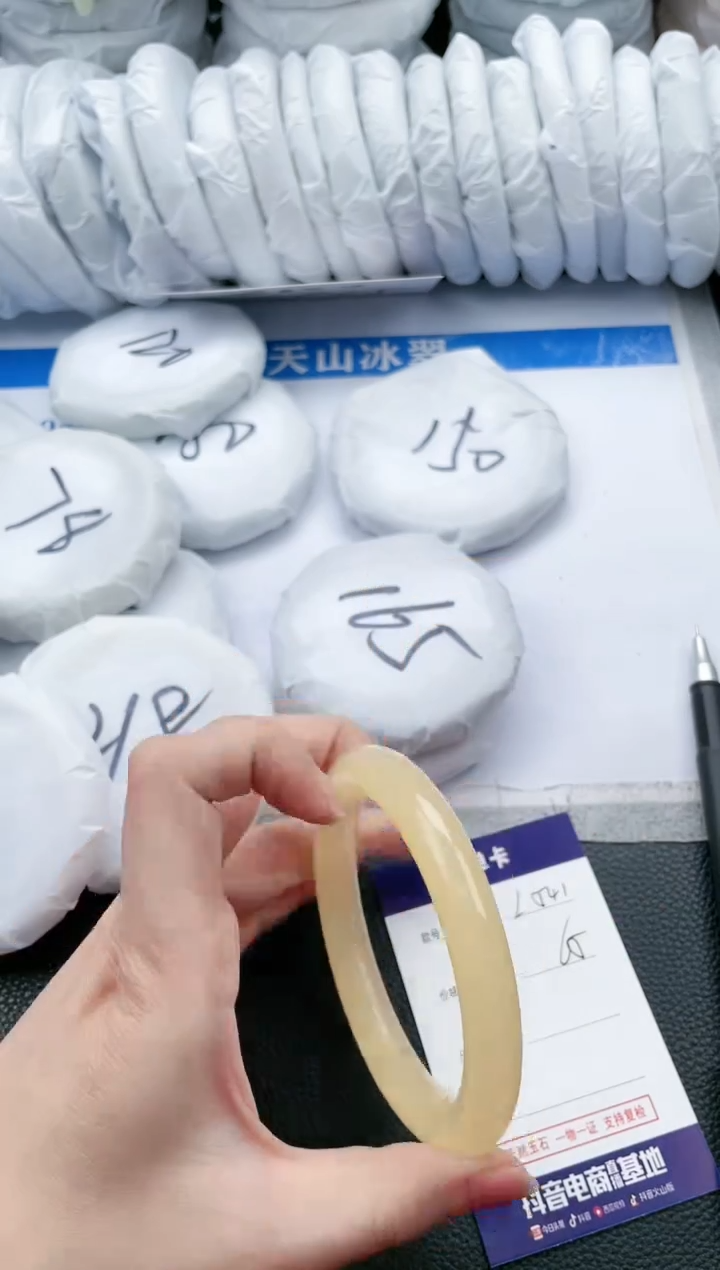 【闪购商品】石英质玉手镯未镶嵌L541