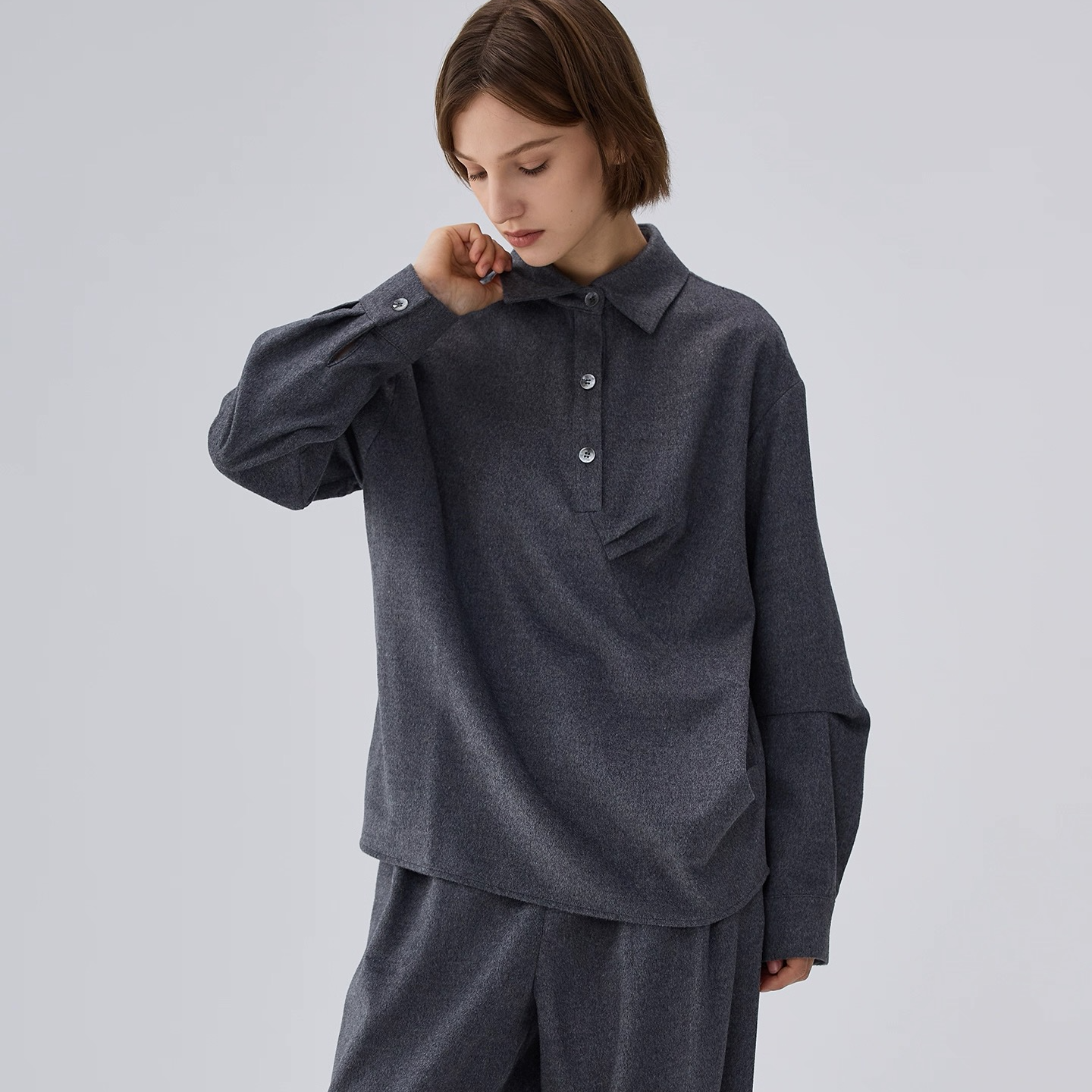 绵羊毛·翻领半扣测打褶真丝羊毛上衣真丝羊毛混纺通勤艺术单品