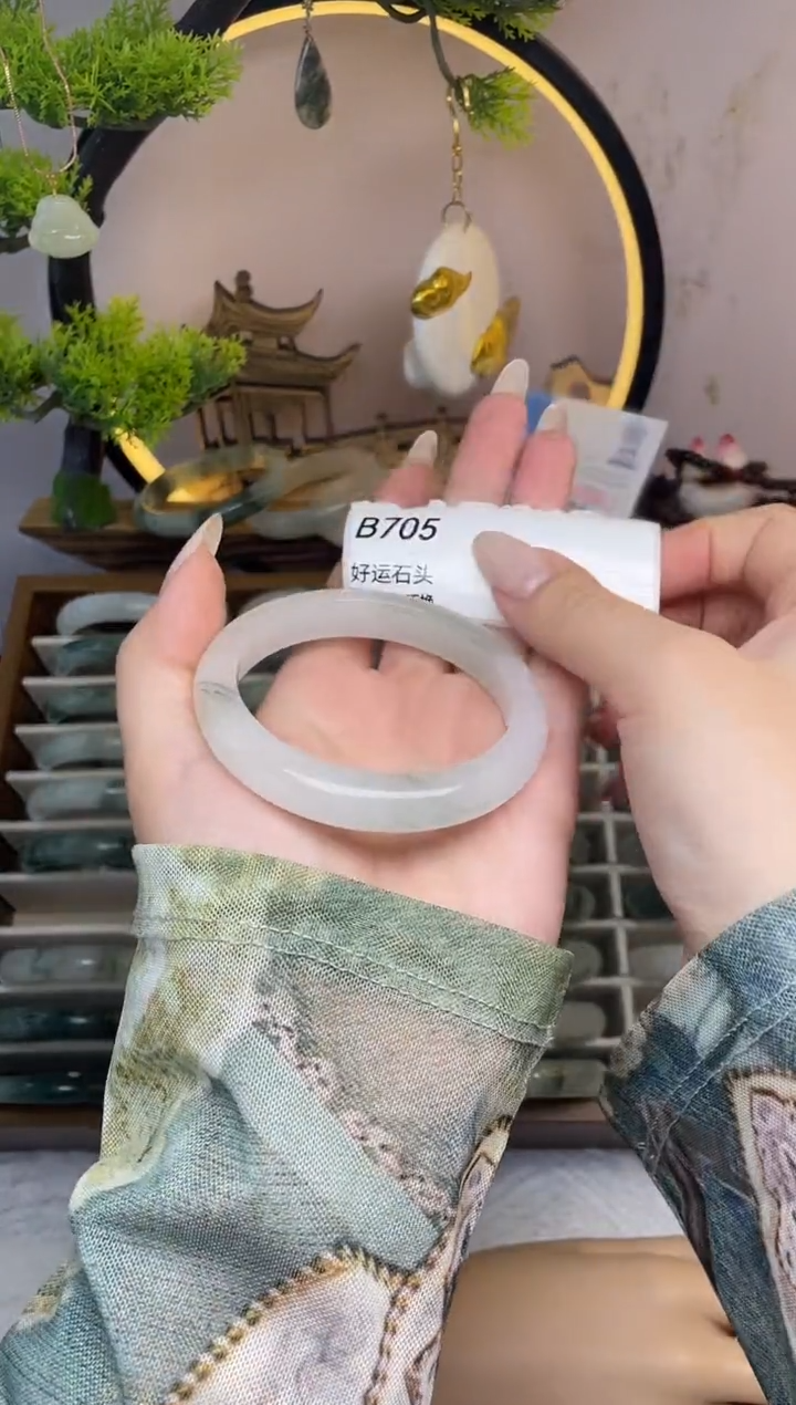 未镶嵌手镯石英质玉B705