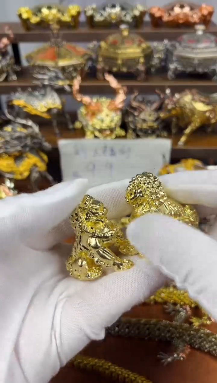 故宫狮子一对黄铜摆件