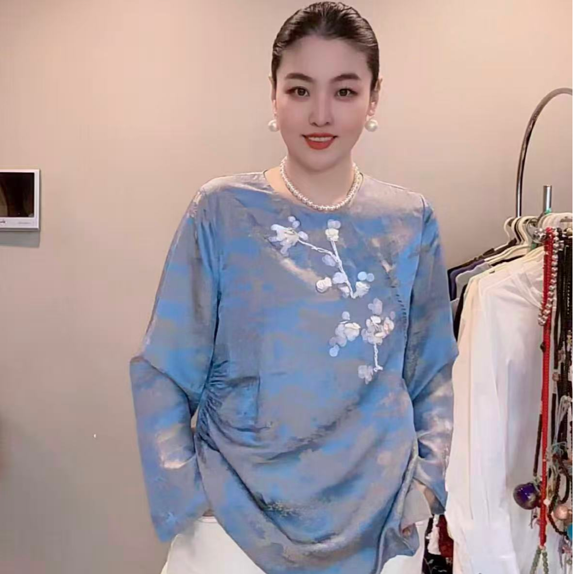 4992-女｛云上舞白｝新中式原创设计人丝花箩手工钉珠收腰长袖衬衫