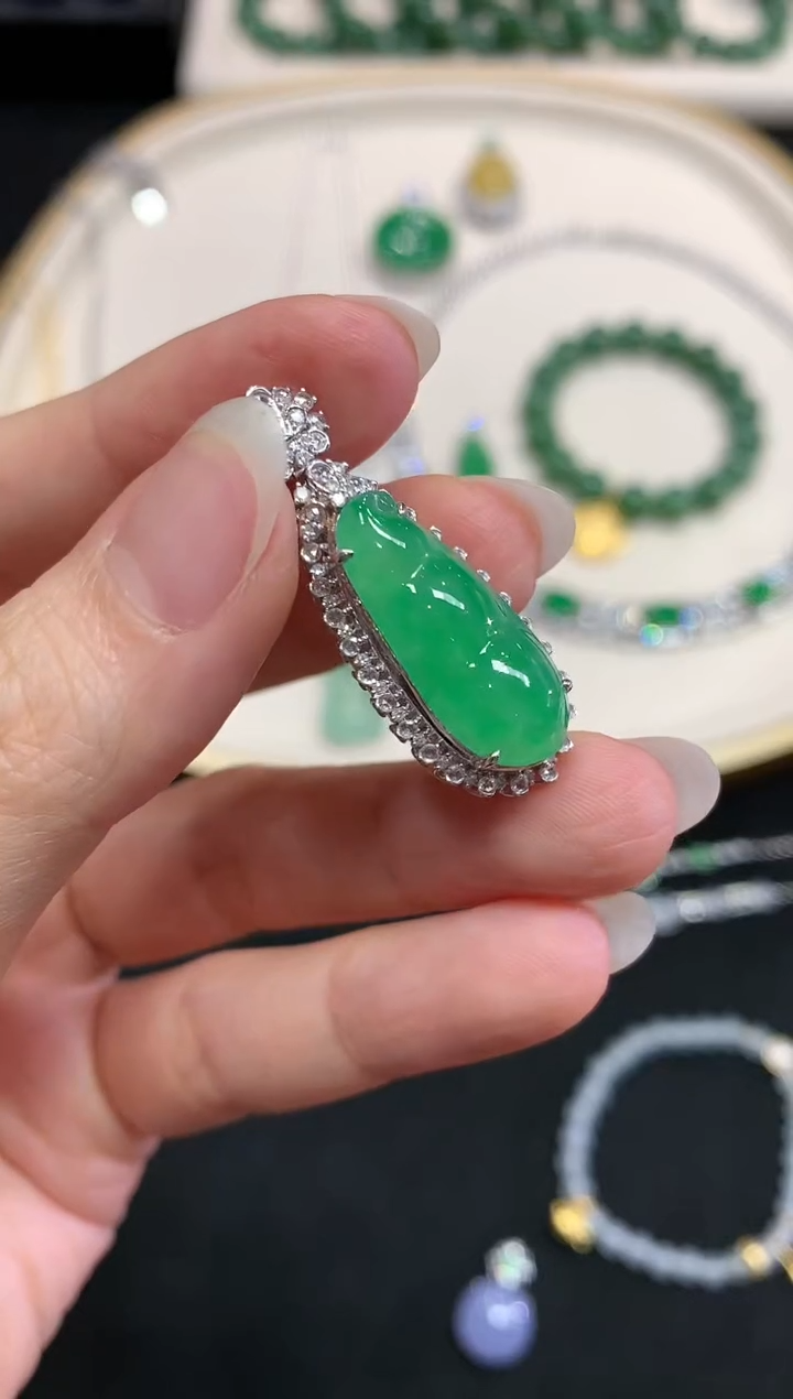 【闪购商品】翡翠吊坠(不含链)18K金镶嵌A84|23800