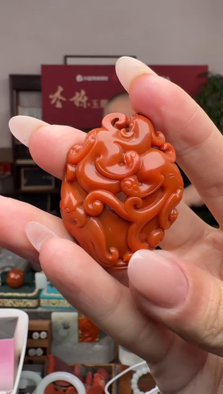 18K金镶嵌南红玛瑙挂件p3817