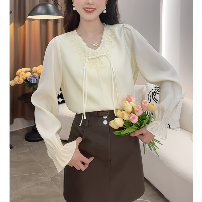 新中式国风V领盘扣衬衫女2024秋季新款设计感优雅气质刺绣上衣