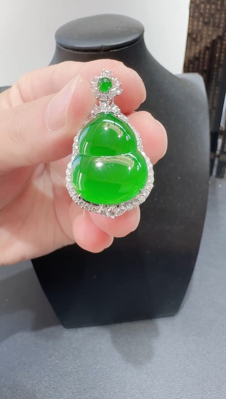 颈饰18K金镶嵌翡翠小*寄售回流，24小时鉴赏期（分单总价34980