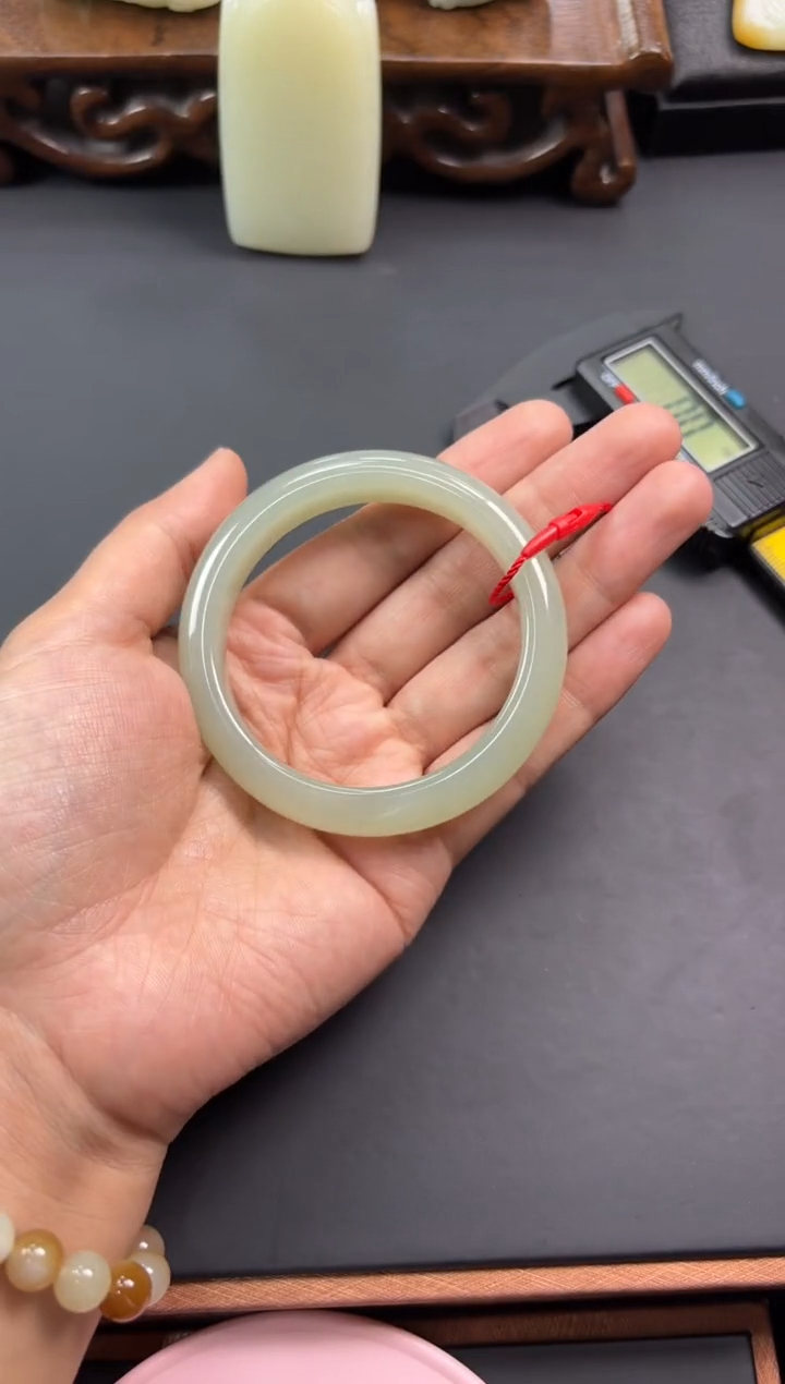 【闪购商品】和田玉手镯未镶嵌且末微色差近矿53+