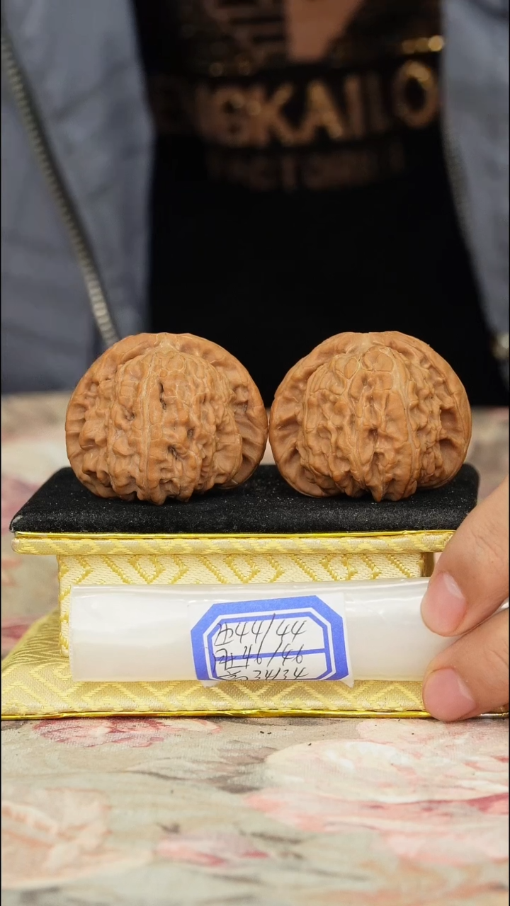 【闪购商品】文玩核桃把件白狮子