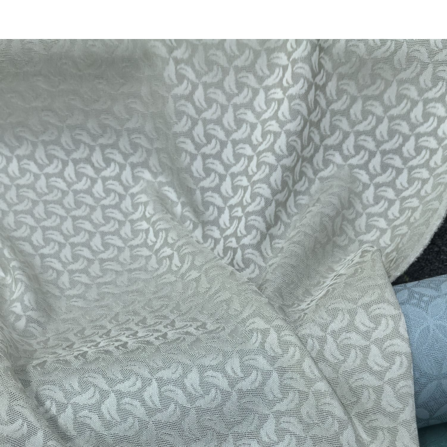 鸭蛋青新四经罗23姆米花型三叶草织辉丝绸（一米拍10份）